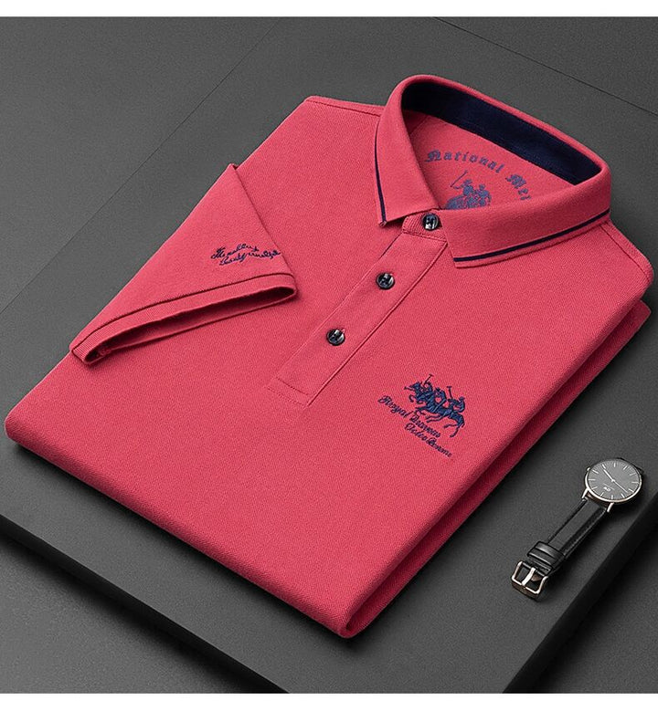 Casual herre poloshirt med elegant kontrastkrave og knaplukning. Perfekt til en stilfuld og afslappet dag.
