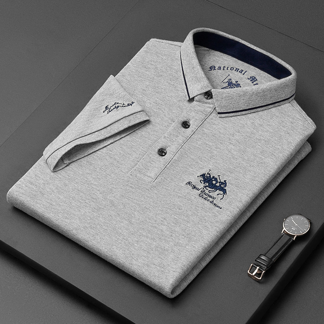 Moderne herre poloshirt med iøjnefaldende kontrastkrave, kort ærme og tidløs knaplukning. Skarp og elegant.