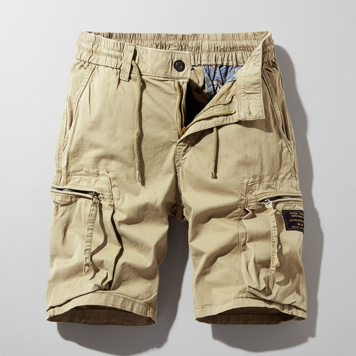 Herre regular fit cargo shorts med elastisk talje og sikre lynlåslommer, ideelle til sommer og fritid.