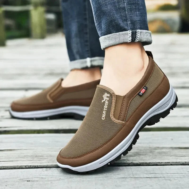 Herre slip-on sneakers med svangstøtte. Komfortable hverdagssko for smertelindring og ergonomisk pasform.