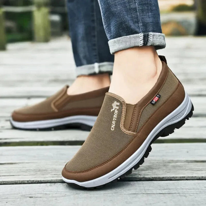 Herre slip-on sneakers med svangstøtte. Komfortable hverdagssko for smertelindring og ergonomisk pasform.