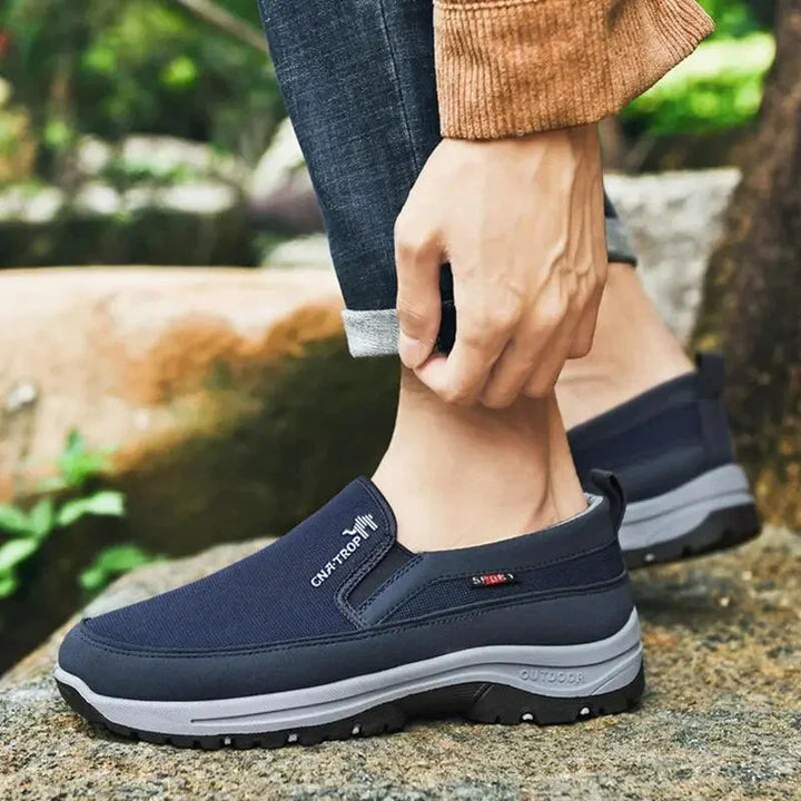 Ergonomiske slip-on sko for mænd. Med svangstøtte, der giver smertelindring og støtte hele dagen.