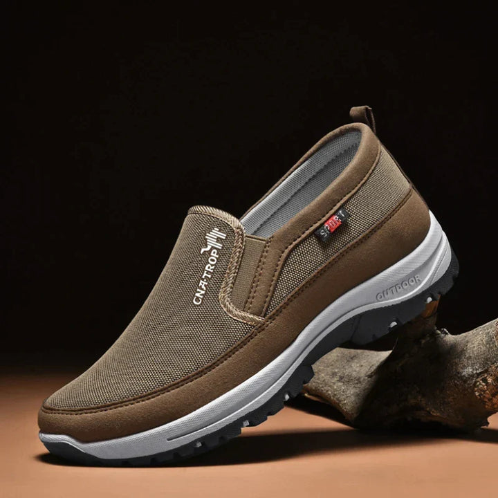 Herre komfortsko med slip-on design. Optimal svangstøtte og skridsikker sål, perfekt til en aktiv hverdag.