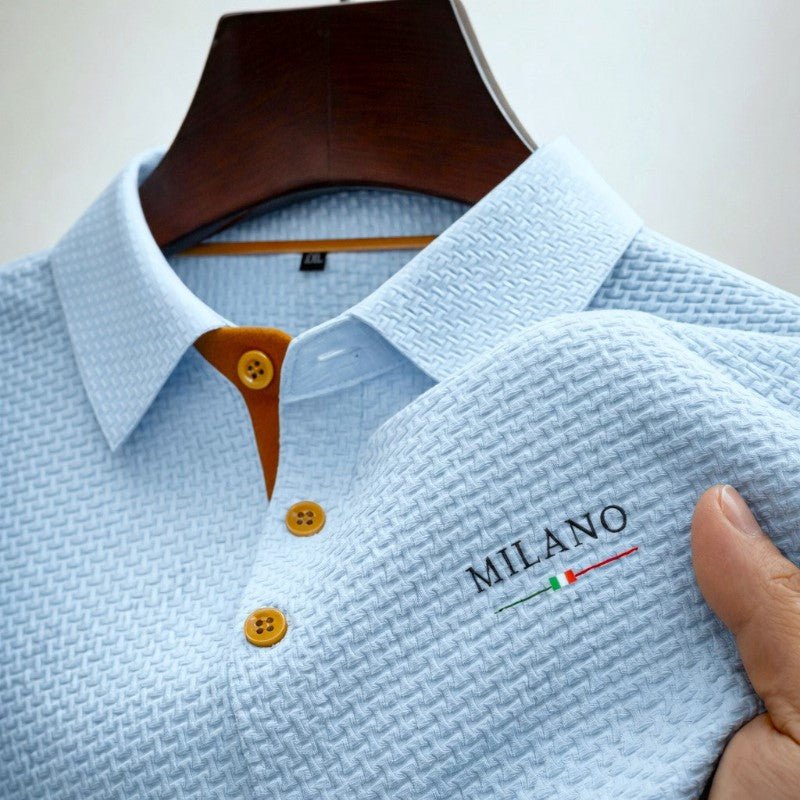 Nærbillede af en herre struktureret polo shirts unikke kontrastknapper. Tilføjer et stilfuldt touch til herretøj.