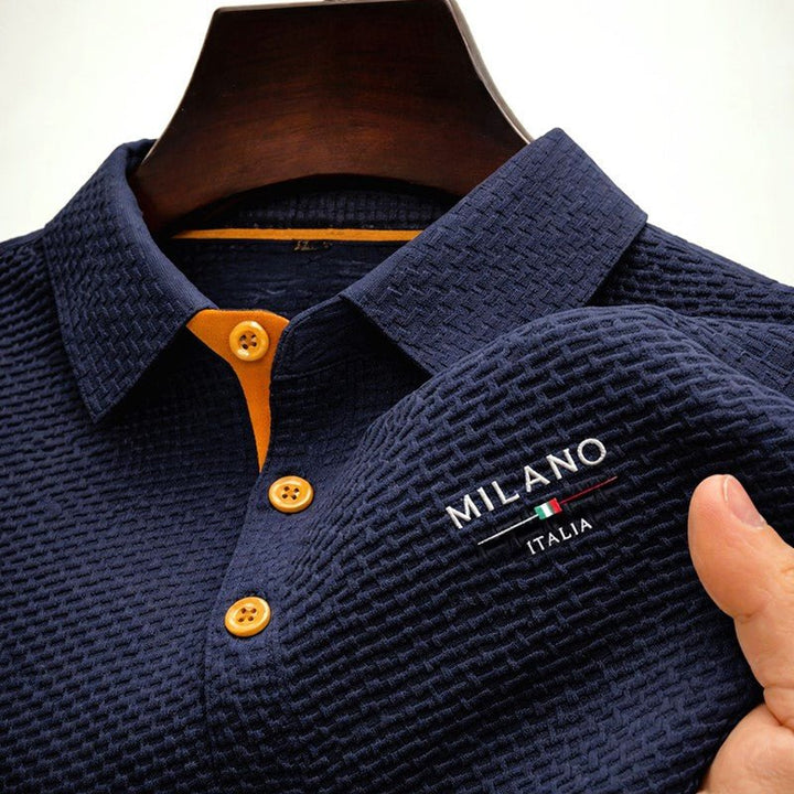 Smart casual herre struktureret polo shirt, ideel til hverdag og sommer. Fremhæver en moderne stil.