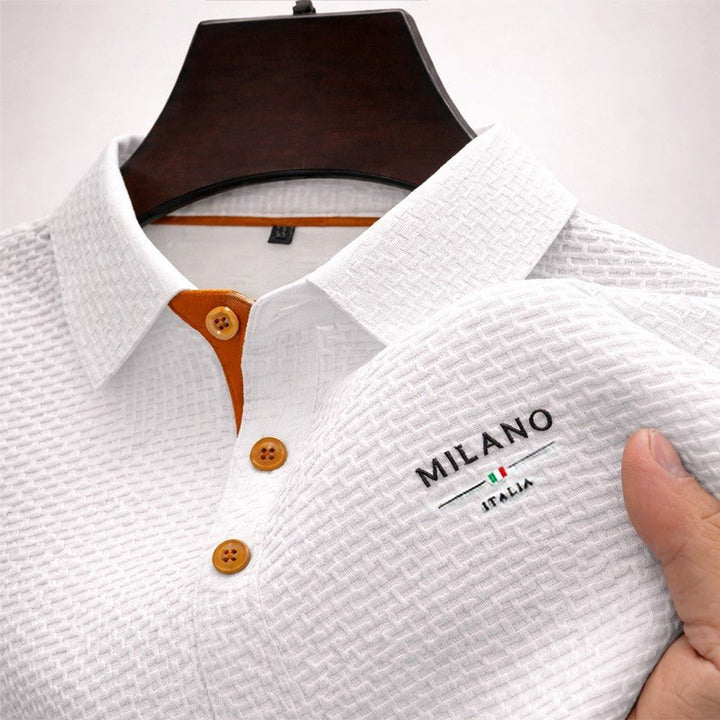 Alsidig herrepolo med struktureret stof og elegante kontrastknapper. Perfekt til en stilfuld garderobe.