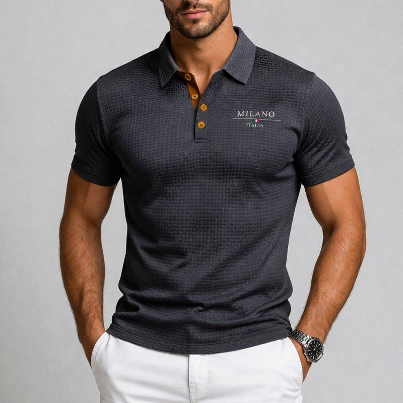Enkel og stilfuld herre struktureret polo shirt med diskrete kontrastknapper. Komfortabel til enhver anledning.
