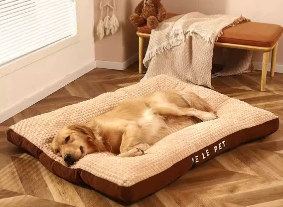 Hundeseng med blød fleece for optimal komfort. Varm og indbydende soveplads til din hund.