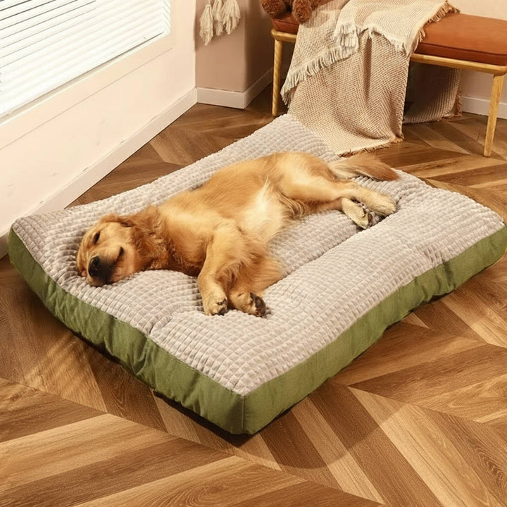 Nærbillede af varm hundeseng i grå fleece; perfekt blød soveplads til kæledyrskomfort.
