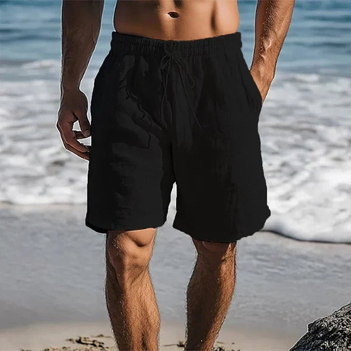 Hurtigtørrende herre badeshorts i hør til sommerstranden med elastik talje og sidelommer. Afslappet pasform.