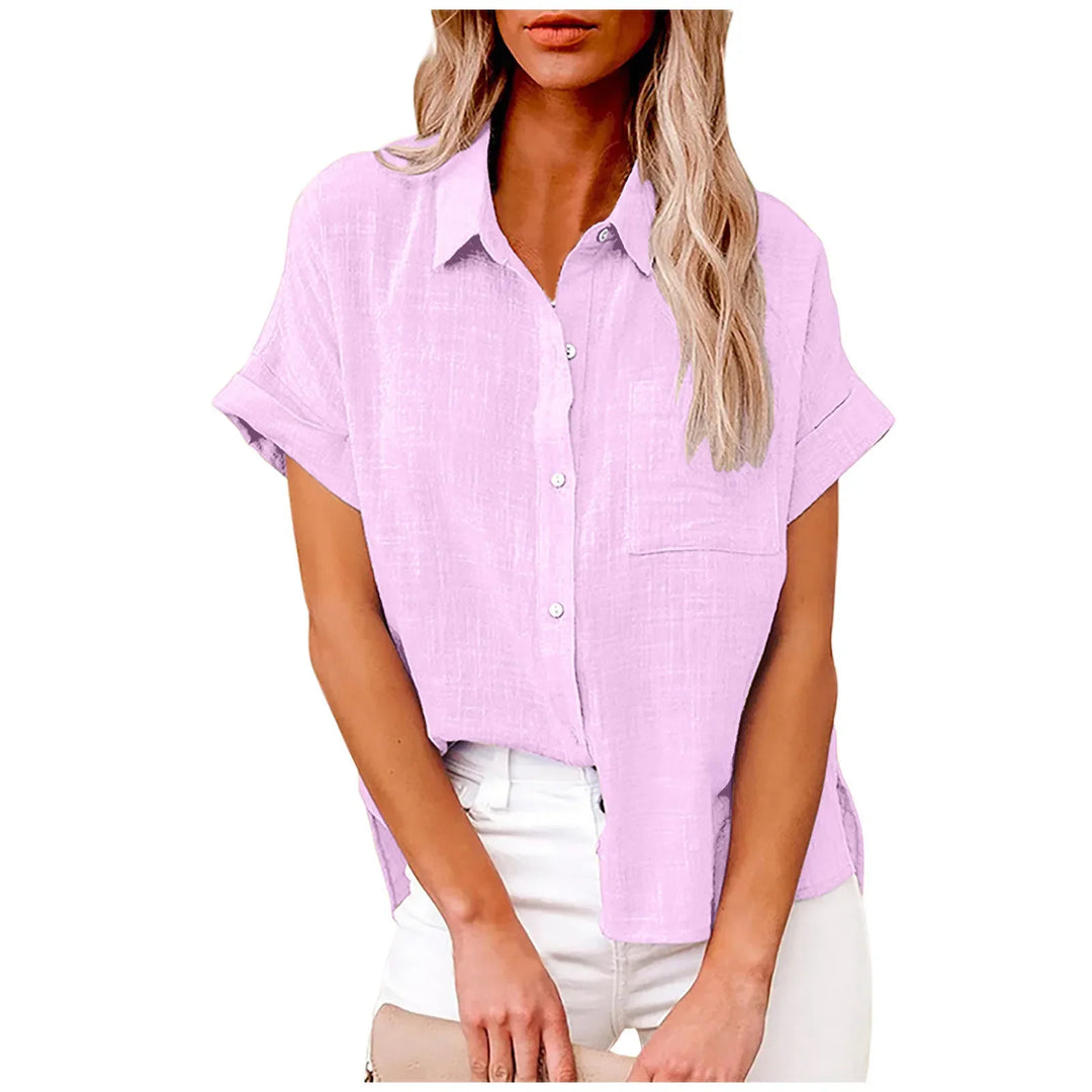 Beige damebluse med korte ærmer. Løs pasform, letvægt og perfekt til casual sommerlook.