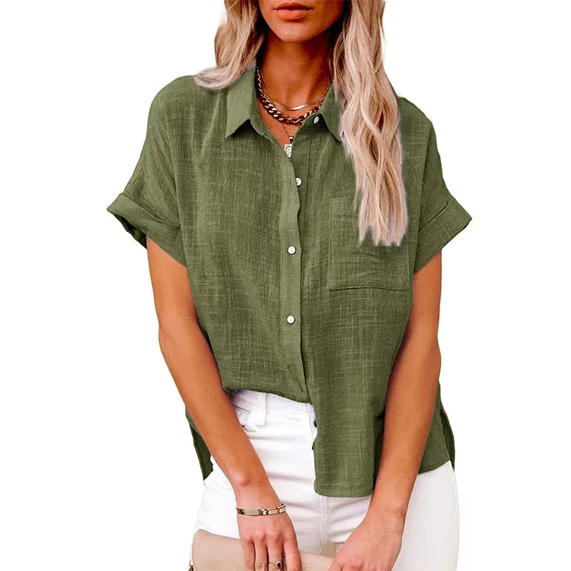 Elegant kvindebluse i lilla. Kortærmet, løs pasform, ideel til casual sommer mode.