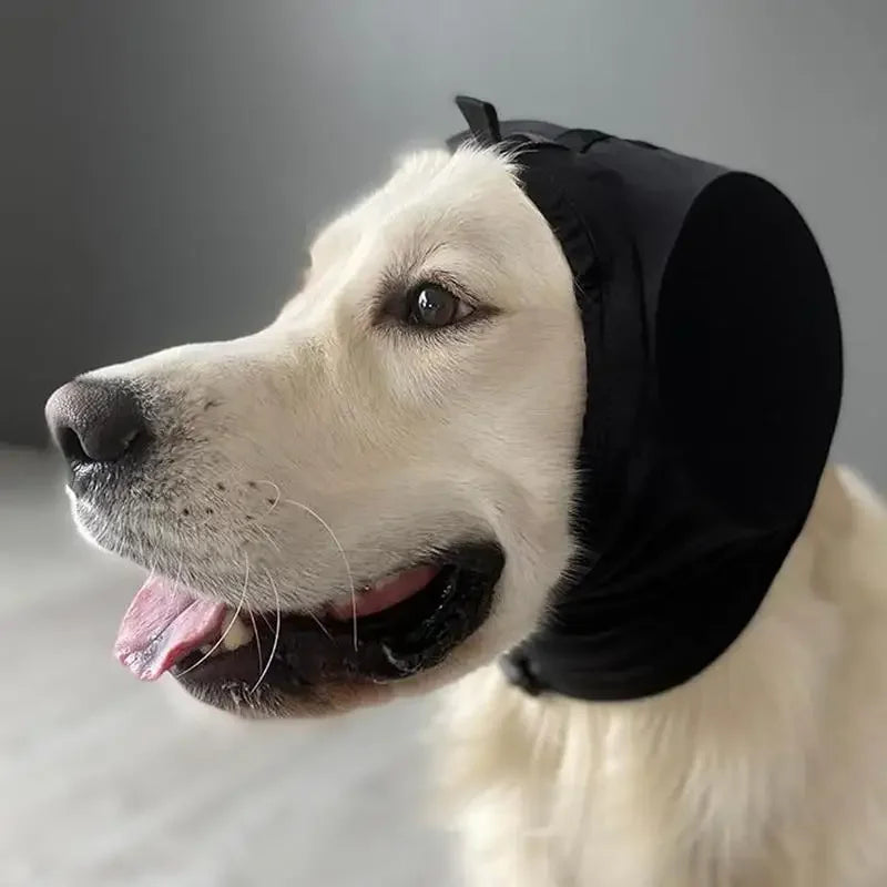 Hvid, lyddæmpende ørebeskytter til hund. Skaber ro og beskytter din hunds ører mod støj og stress.