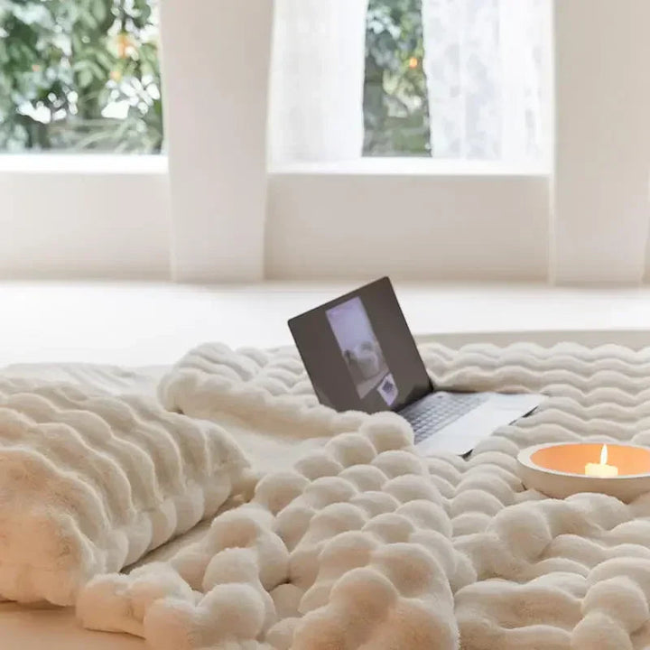 Blødt og luksuriøst plys tæppe, ideelt til hygge og varme på sofaen i den kolde vintertid.