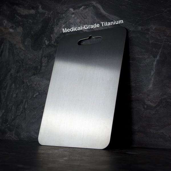Robust og ridsefast titanium skærebræt, holdbart køkkenudstyr til et sundt køkken, fri for BPA og mikroplast.