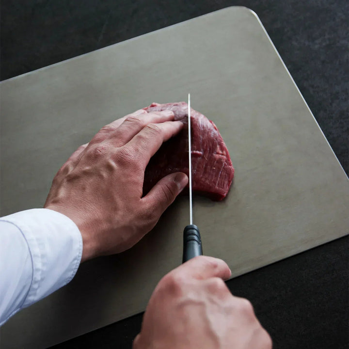 Billede af et innovativt titanium skærebræt, der er antibakterielt og ridsefast for sikker madlavning.