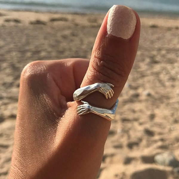 Stilfuld justerbar ring til kvinder. Unikt mønster på fingerring, et moderne smykke og tilbehør.