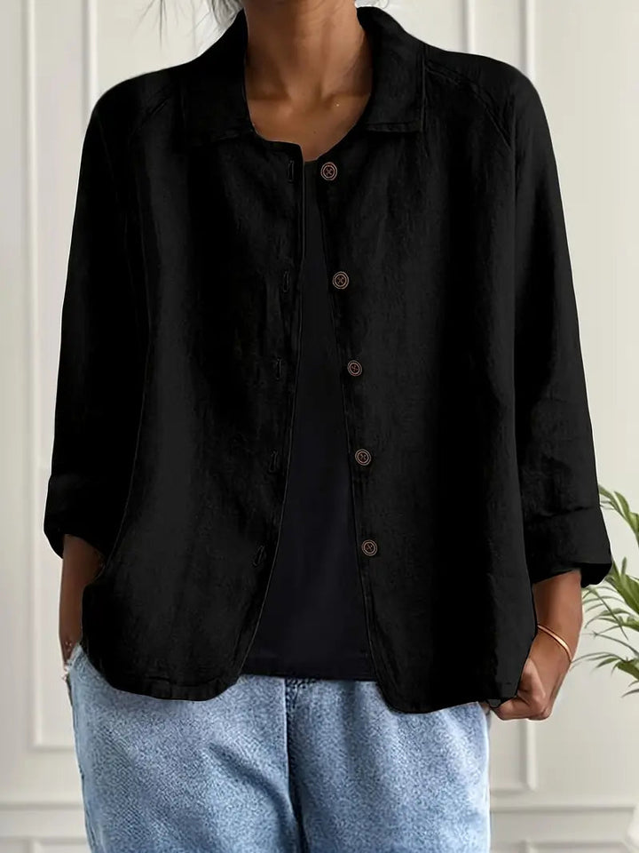 En kvinde iført en elegant og komfortabel klassisk top, perfekt til afslappet stil.