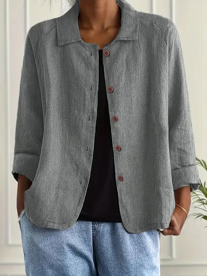 Nærbillede af alsidig kvindetop med letvægtsstof, ideel til lag-på-lag look.