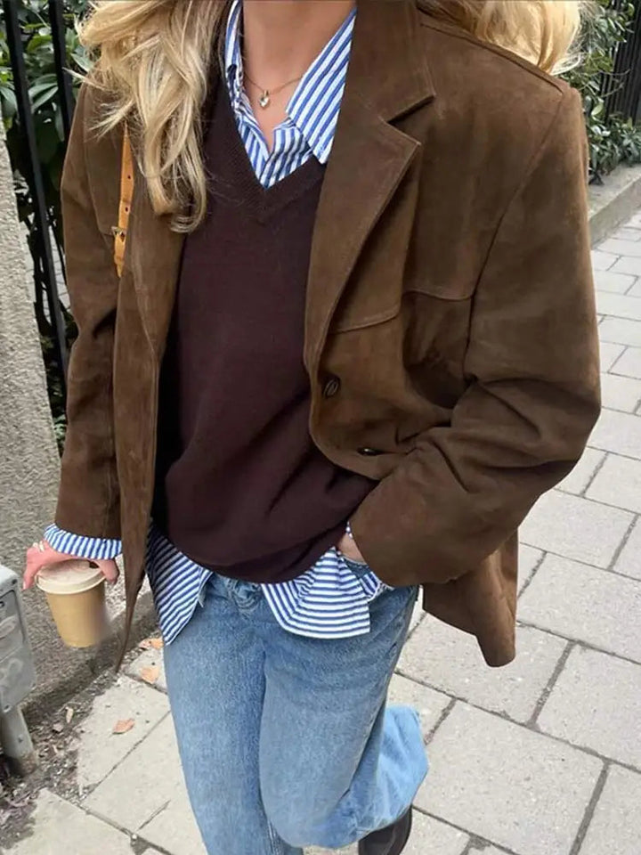 Elegant brun kvindejakke i ruskind med klassisk snit, ideel som overgangsjakke for et stilfuldt look.
