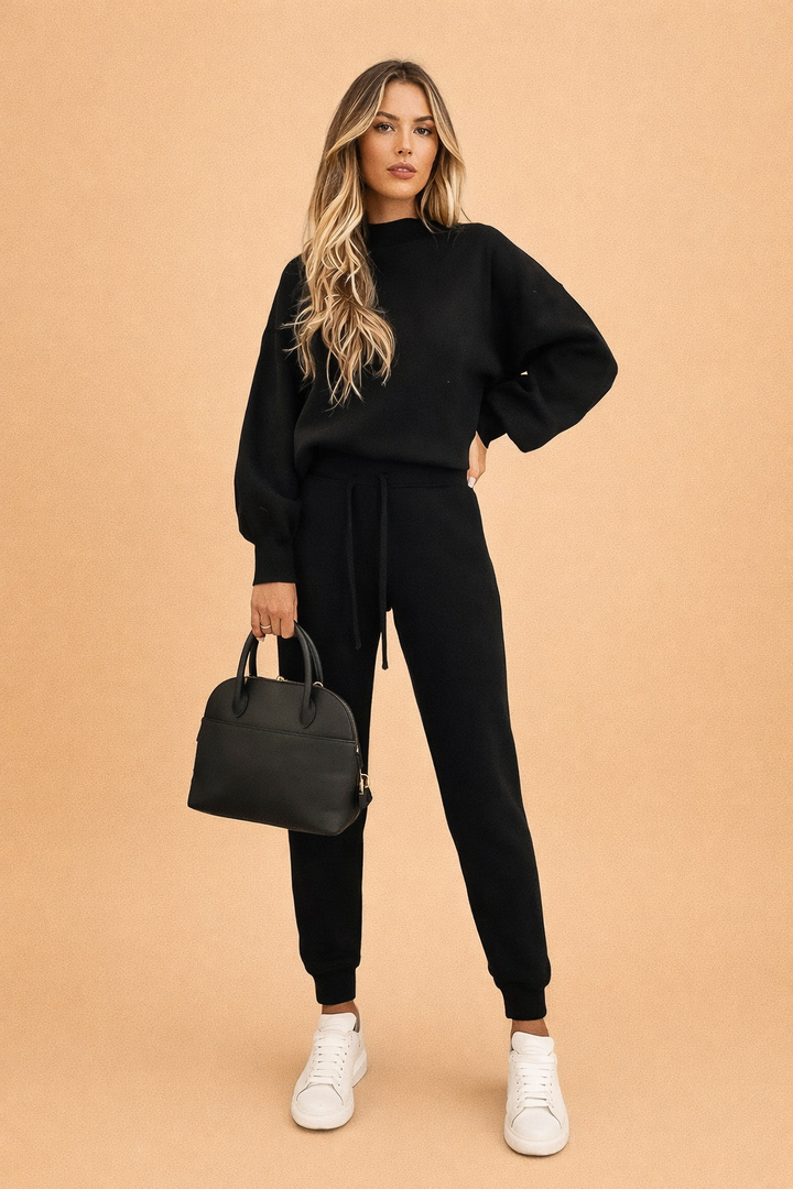 Komfortabelt og stilet loungewear sæt til damer i blødt stof, perfekt til afslapning og fritid.
