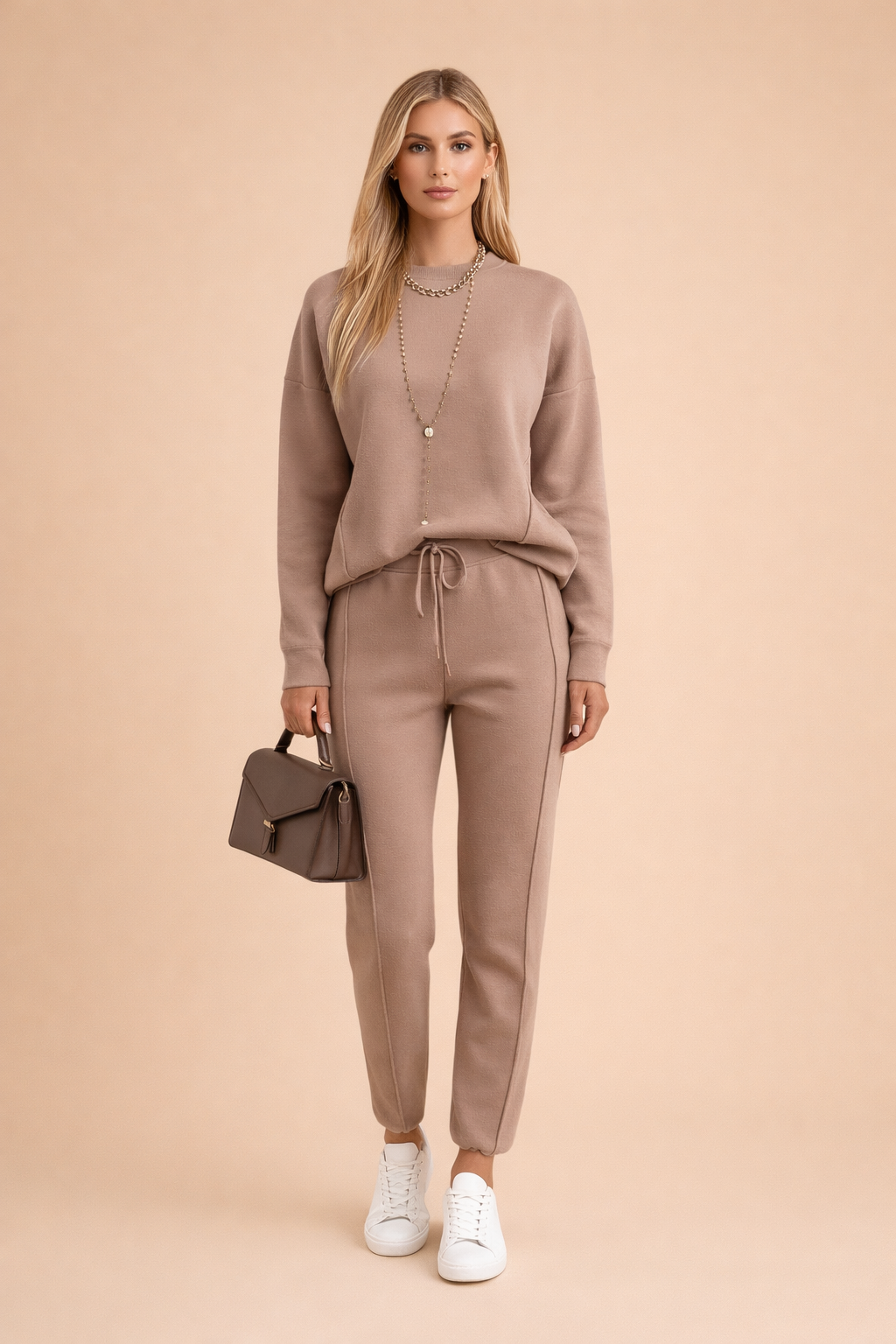 Blødt og komfortabelt damesæt til loungewear. Stilet og perfekt til afslapning i fritiden.