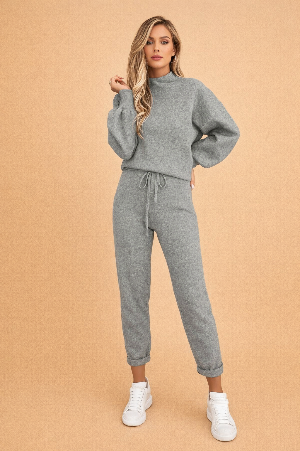 Komplet loungewear sæt til kvinder. Stilet overdel og bukser for ultimativ komfort og mode.