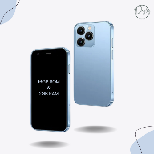 Glad barn bruger sin nye mini smartphone. Perfekt Android telefon med forældrekontrol.