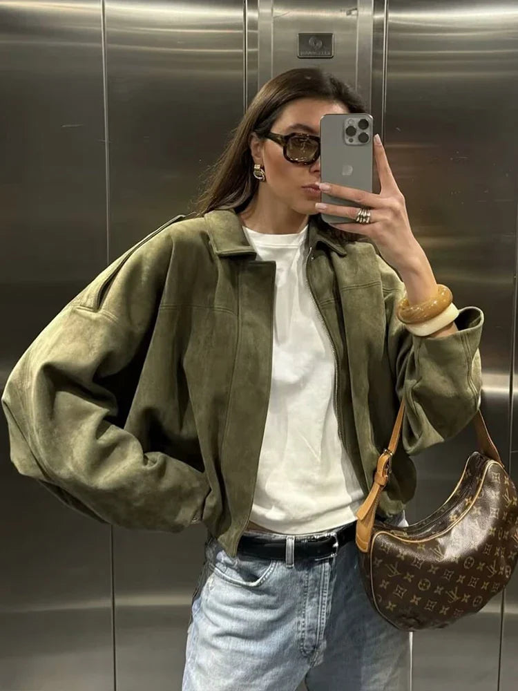 Rygvisning af kort kvindejakke, streetwear model med lynlås. Perfekt silhuet til et afslappet urban outfit.