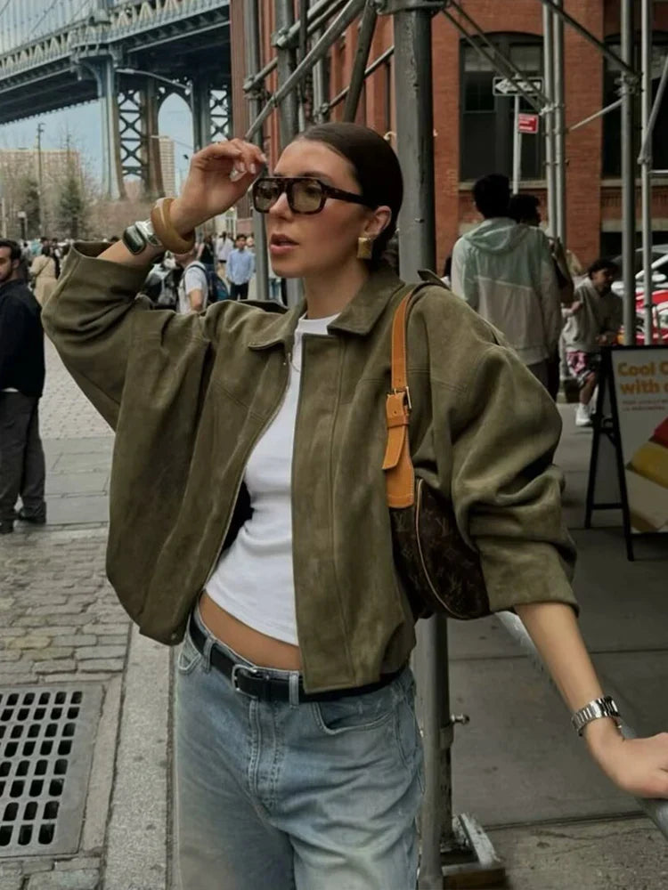 Detalje af lynlås på kort damejakke. Streetwear modejakke med krave, ideel til en moderne og afslappet hverdag.