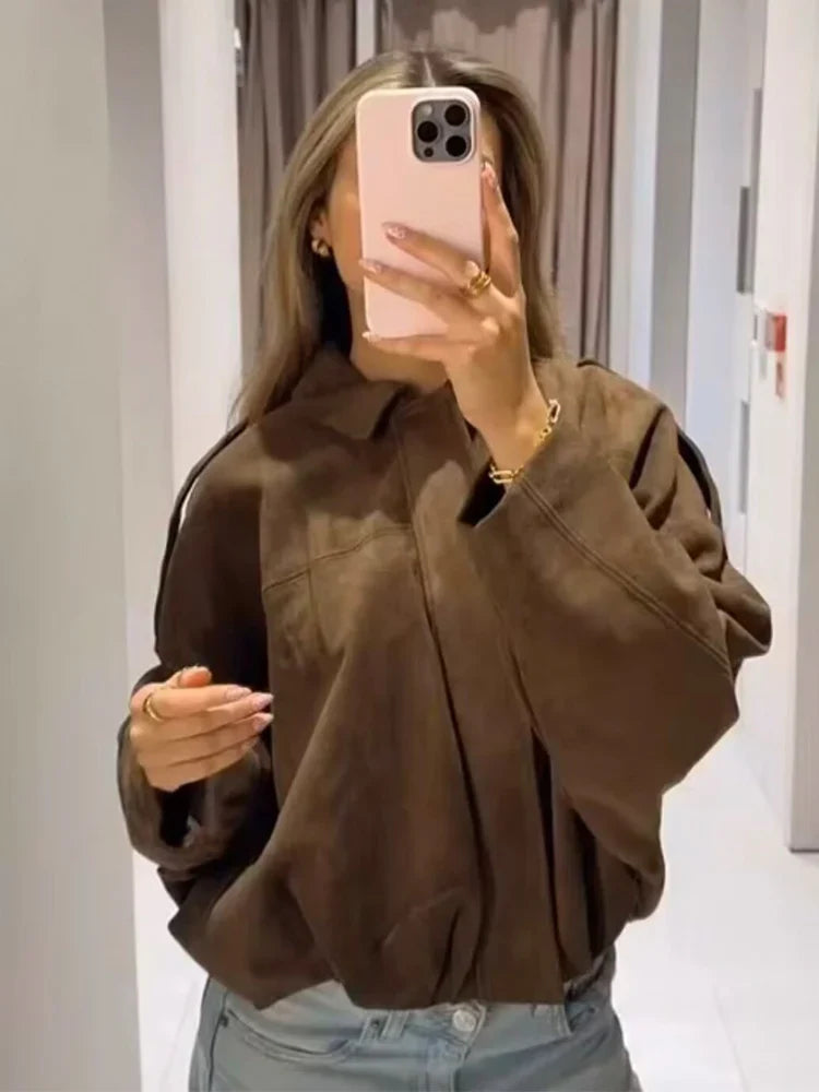 Elegant kort damejakke i streetwear stil. Blødt materiale med lynlås, perfekt som alsidig overgangsjakke.