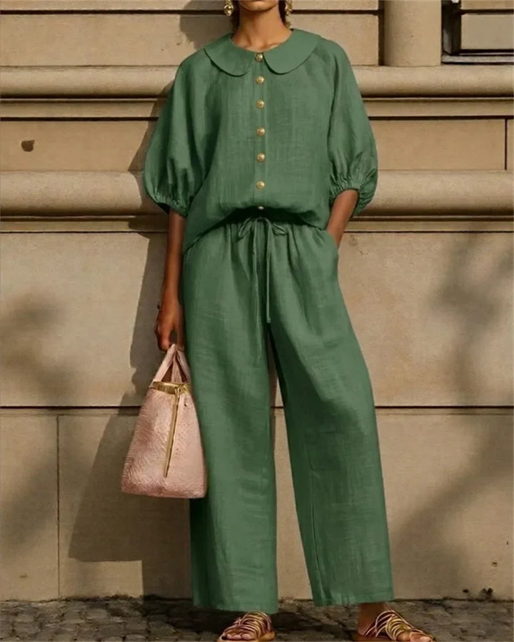 Stilfuldt kvinders 2-delt casual bomuldssæt. Moderne outfit til fritid, sommer og behagelig hverdagsmode.