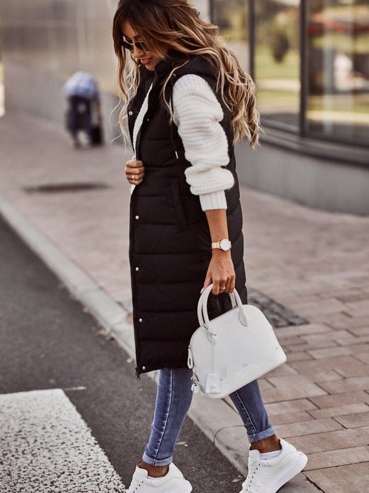 Stilfuld lang quiltet vest til kvinder. Varmt overtøj til efterår/vinter, perfekt til et moderne lag-på-lag look.