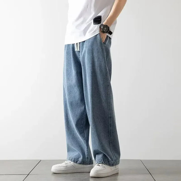 Mænds baggy jeans med elastiktalje i let, komfortabelt design. Perfekt til afslappet hverdagsbrug.
