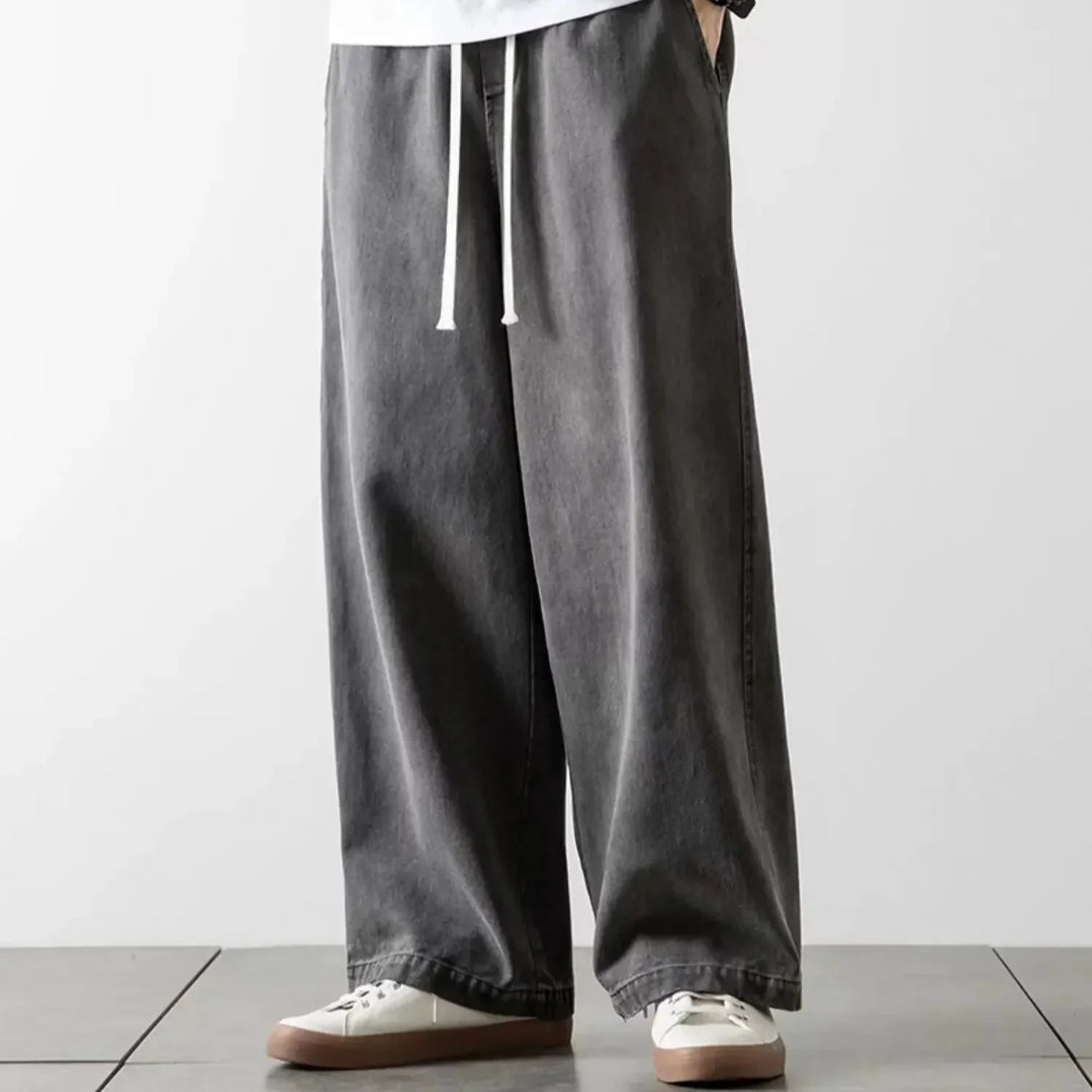 Trendy herre baggy jeans med elastiktalje. Disse modebukser kombinerer komfort med et moderne, løst snit.