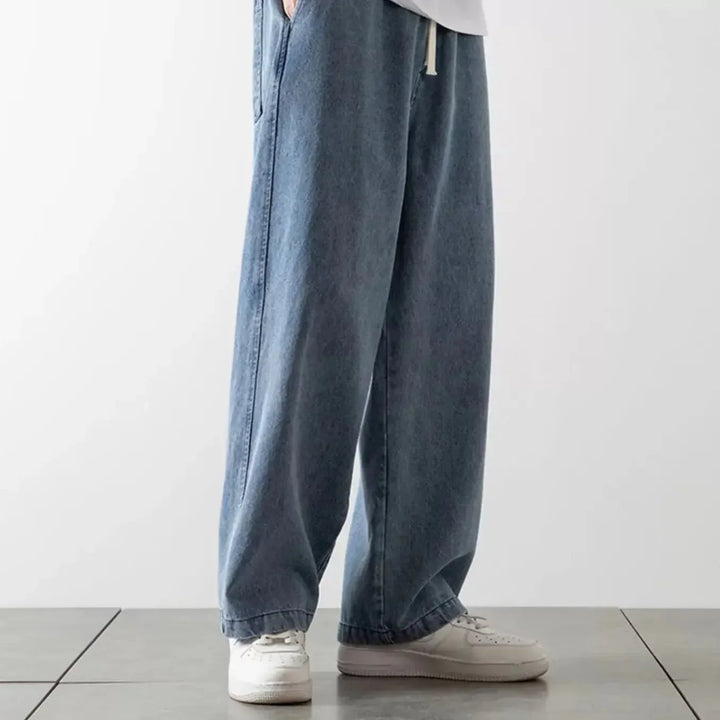 Stilfulde herre baggy jeans med elastik i taljen. Moderne streetwear look for afslappet mode.