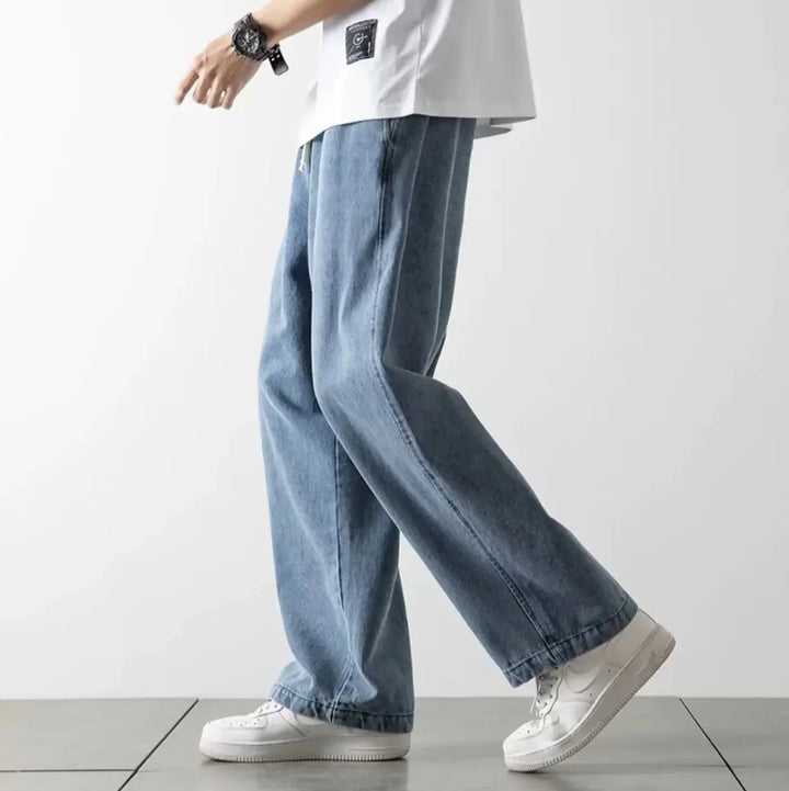 Komfortable, lette baggy jeans til mænd med praktisk elastiktalje. Ideel til casual stil og bevægelsesfrihed.