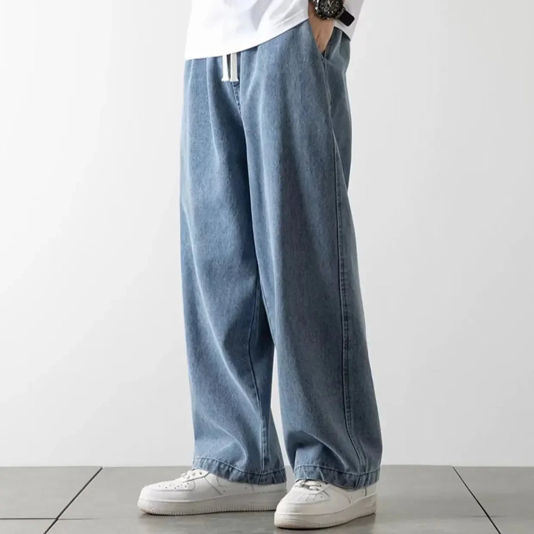 Herre baggy jeans fra Calvix med behagelig elastiktalje. Løse bukser til en afslappet, moderne herrestil.