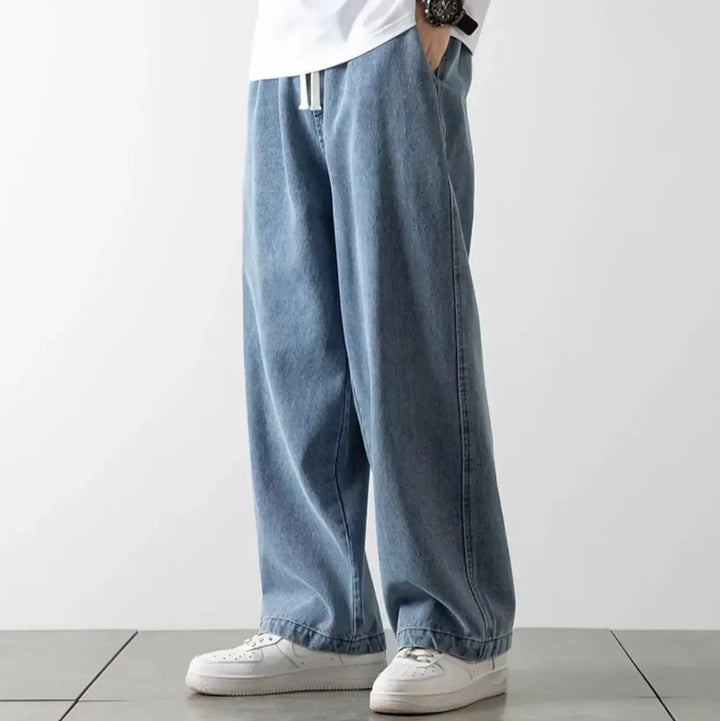 Herre baggy jeans fra Calvix med behagelig elastiktalje. Løse bukser til en afslappet, moderne herrestil.