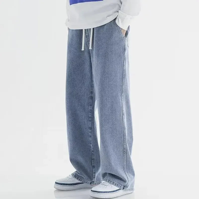 En mand iført Calvix baggy jeans med elastiktalje, der viser afslappet og komfortabel pasform til hverdagen.