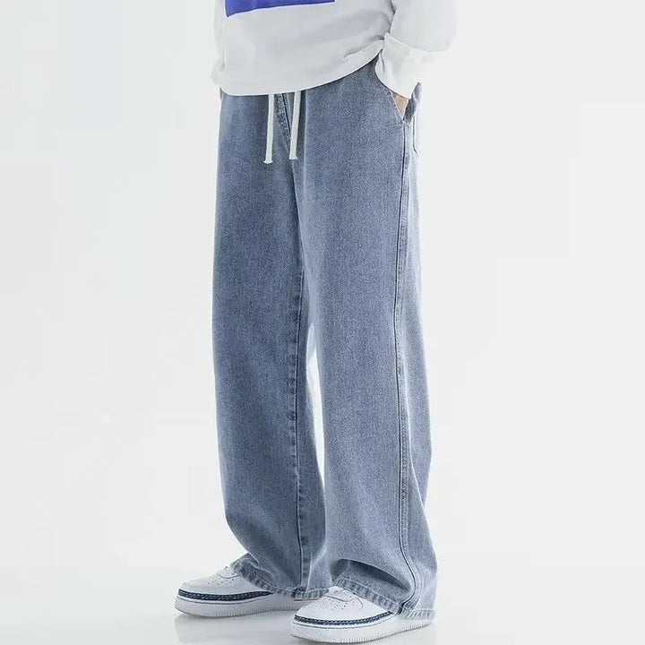 En mand iført Calvix baggy jeans med elastiktalje, der viser afslappet og komfortabel pasform til hverdagen.