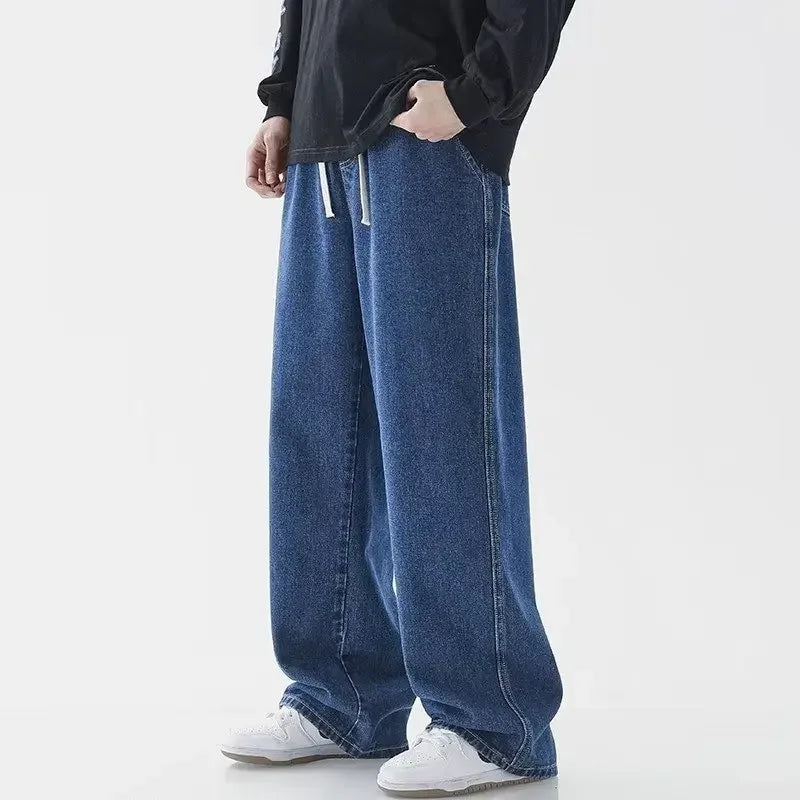 Afslappede herre baggy jeans med elastiktalje i et let stof. Perfekt til en komfortabel og moderne stil.