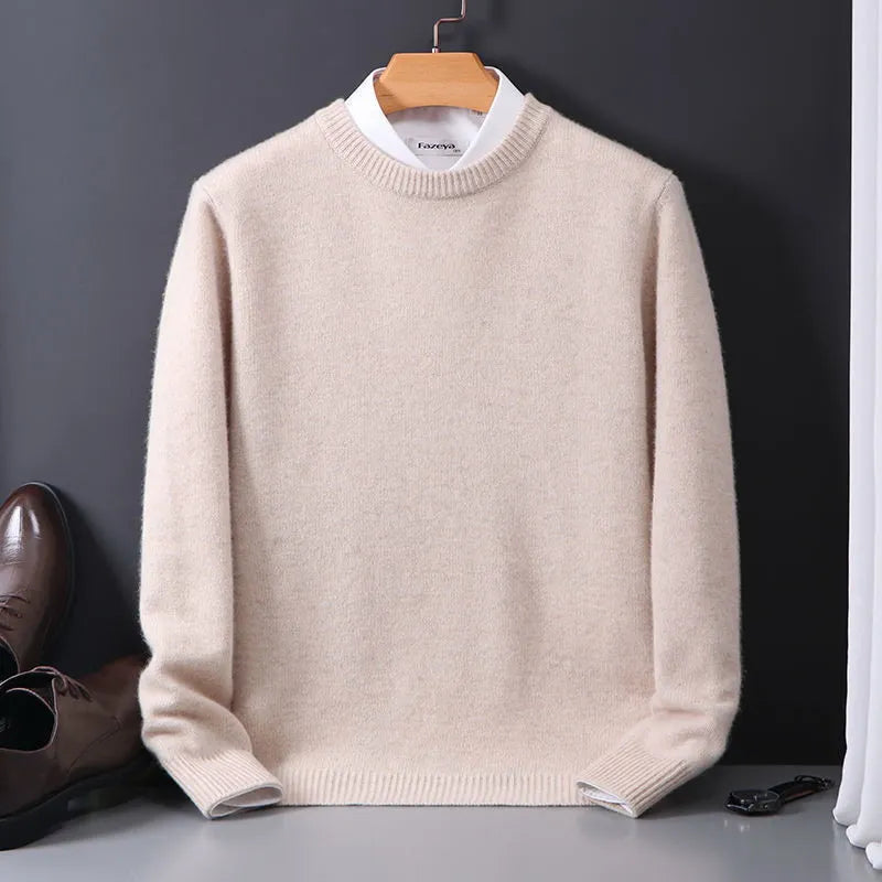 Mand iført Benjamin sweater. Afslappet pasform, rund hals og ribdetaljer for hverdagsstil. Komfortabel til moderne mænd.