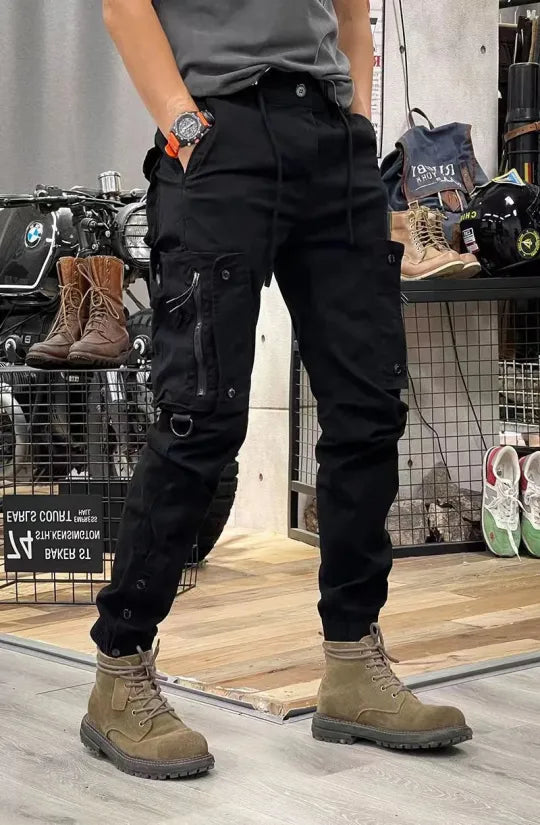 Nærbillede af stoffet på mænds løse cargo bukser, der understreger kvalitet og holdbarhed.