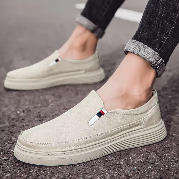 Klassiske sorte slip-on læder mokkasiner til mænd. Afslappet og komfortabelt fodtøj.