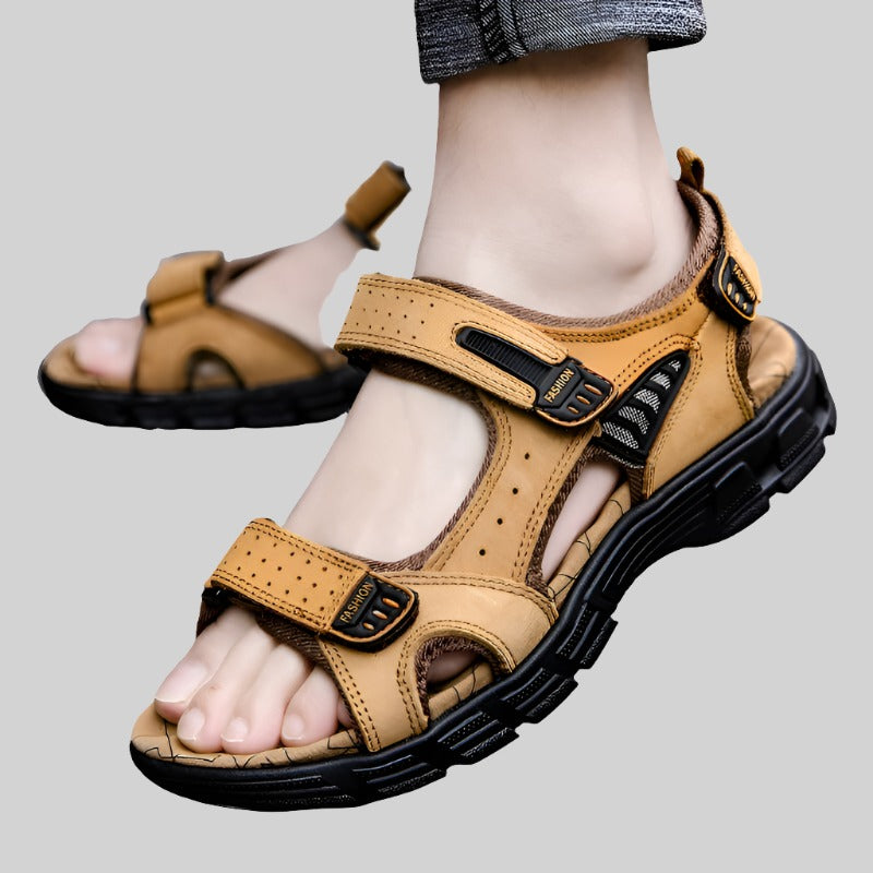 Letvægts mænds sandaler med blød stødabsorbering og åndbart design. Giver smertefri komfort hele dagen.