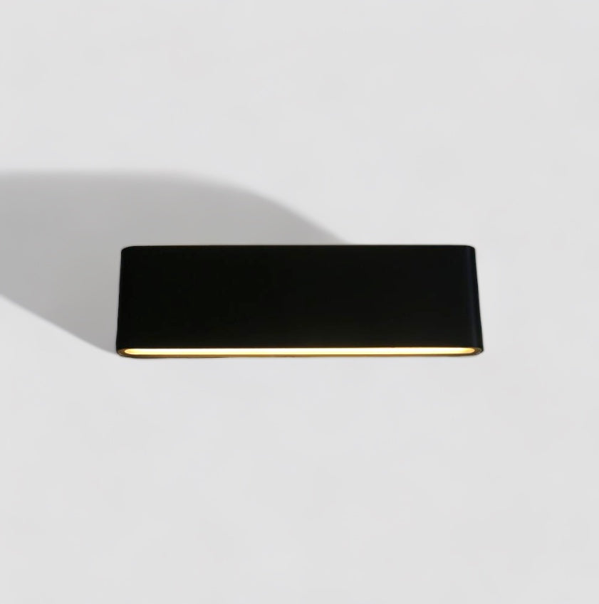 Moderne LED væglampe med buet glas, ideel til indendørs og udendørs belysning.