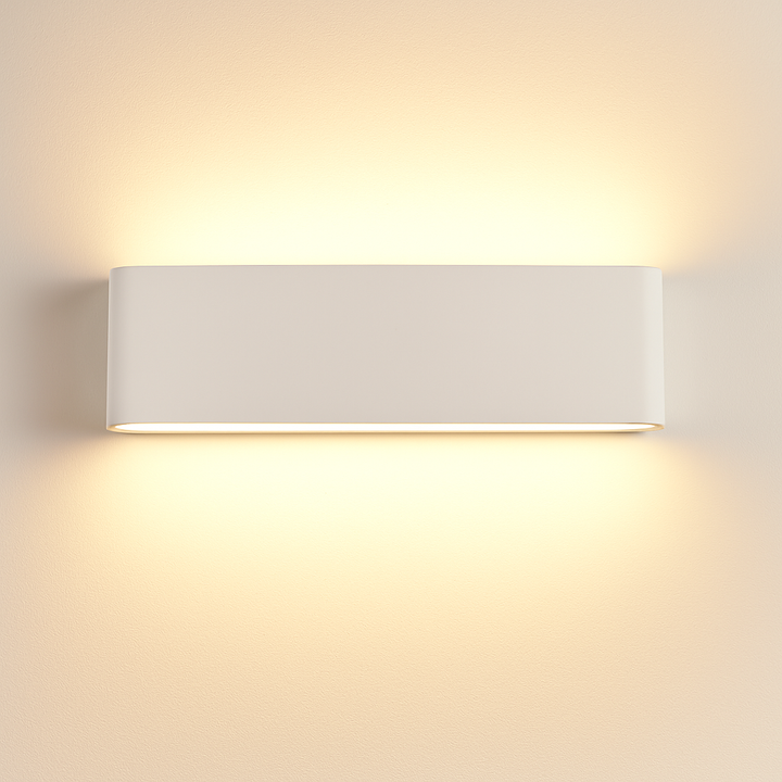 Energivenlig LED væglampe, perfekt som indendørs eller facadebelysning med buet glas.