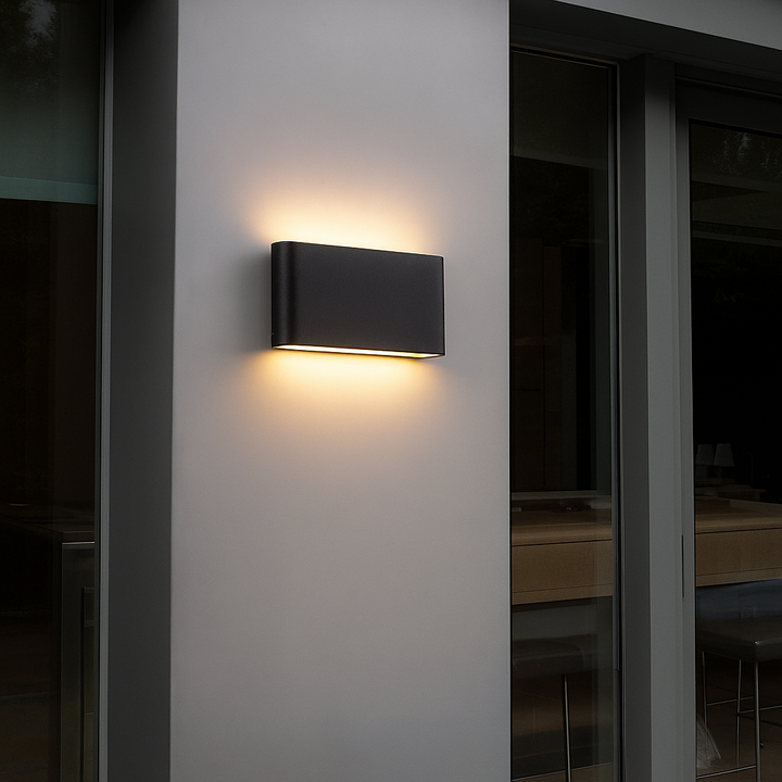 Moderne dekorativ LED væglampe med buet glas, ideel som stemningslys til hjemmet.