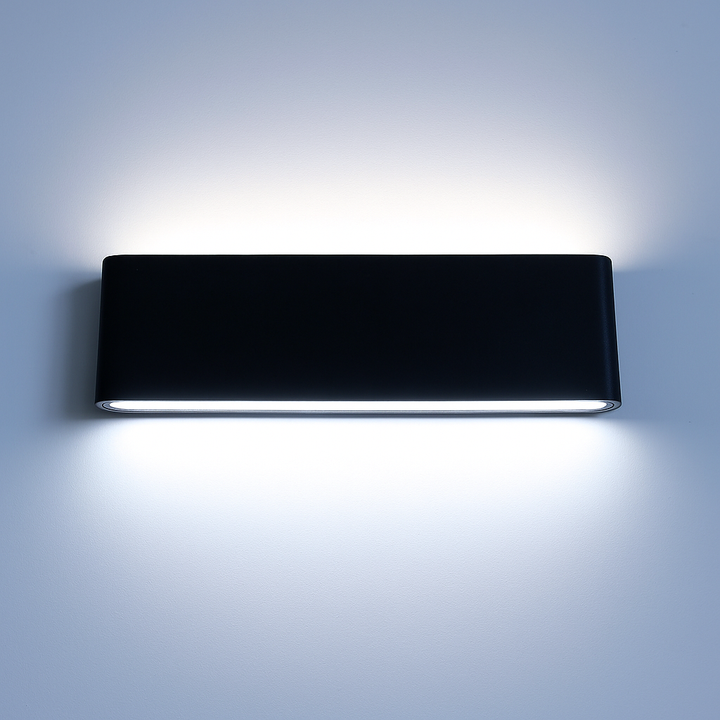 Alsidig LED væglampe i moderne design, buet glas for stilfuld indendørs/udendørs belysning.